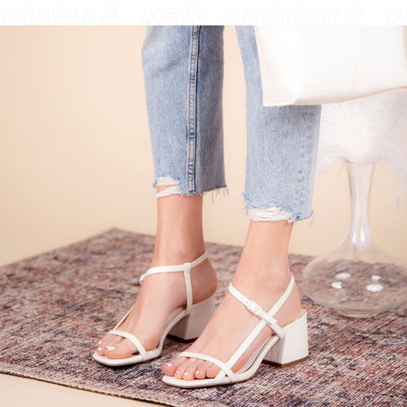 🚨//Mis Amores Collection//White Sandal - Picture 7 of 7